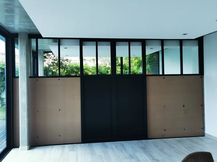 Cloison avec verrière et double porte, en noir et bois.